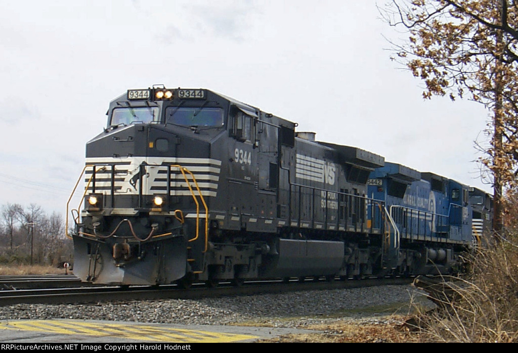 NS 9344 leads at northbound train towards Pomona tower